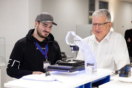 Physik Instrumente Pressemitteilung KIT Besuch